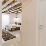 Hani Luxury Split